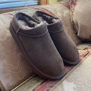 UGG Classic Slippers. Size 5 Women 
N18-17